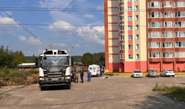 Грузовик насмерть задавил мужчину у жилого дома в Томске