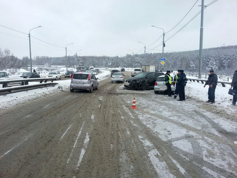 Два человека пострадали в тройном ДТП в Томске