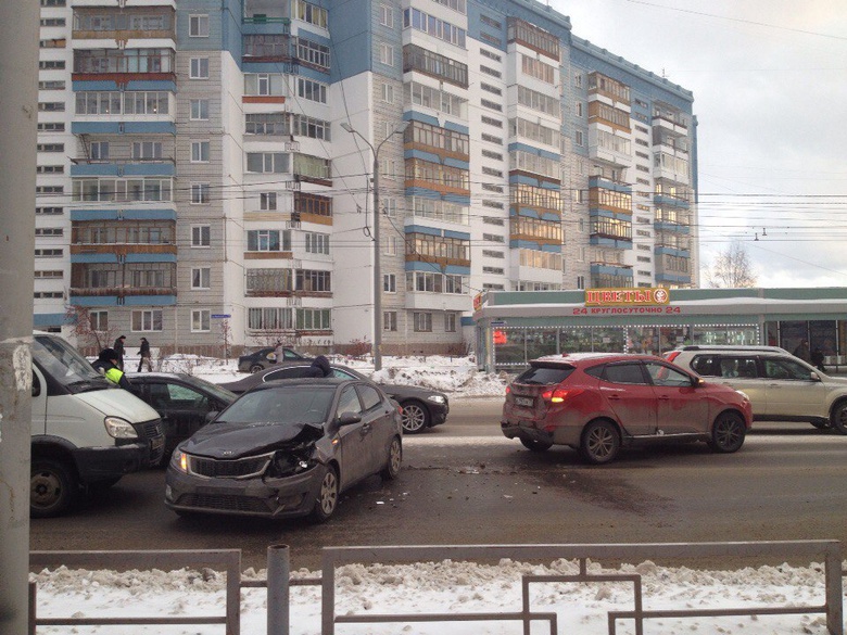 Четыре авто столкнулись в районе ДОСААФа в Томске (фото)