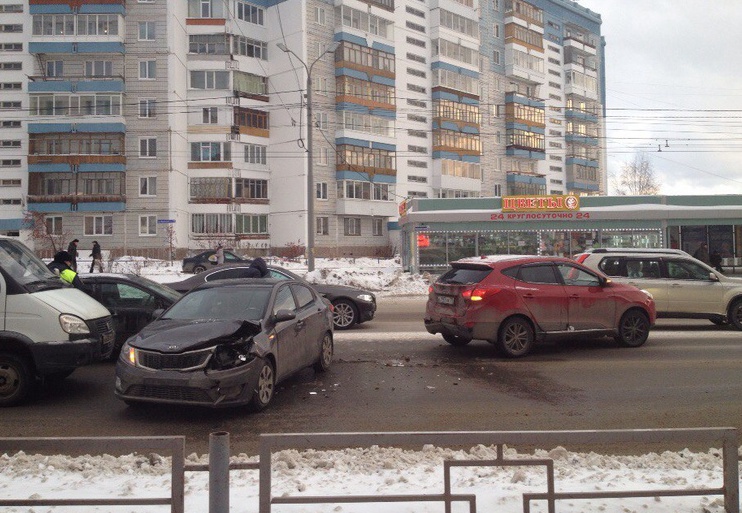 Четыре авто столкнулись в районе ДОСААФа в Томске (фото)