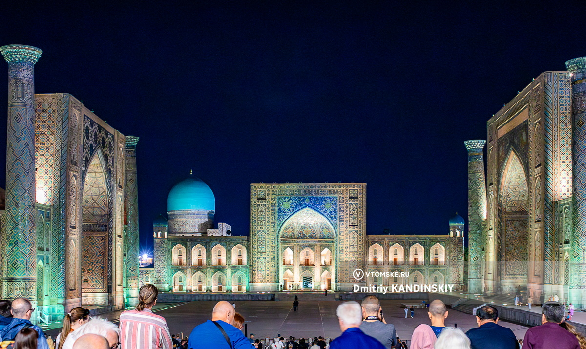 Площадь Регистан ночью