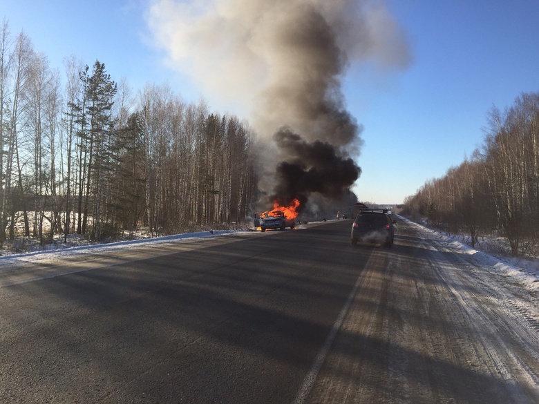 Загоревшееся на трассе под Томском авто полностью выгорело, водитель не пострадал