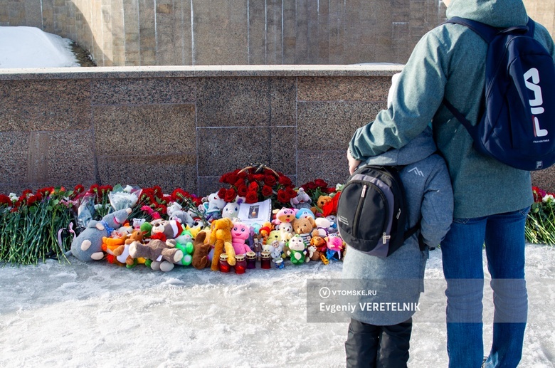 Жители Томска второй день несут цветы к стихийному мемориалу жертвам теракта в Подмосковье