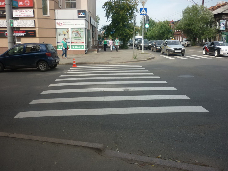 Автомобиль сбил пожилую женщину на пешеходном переходе