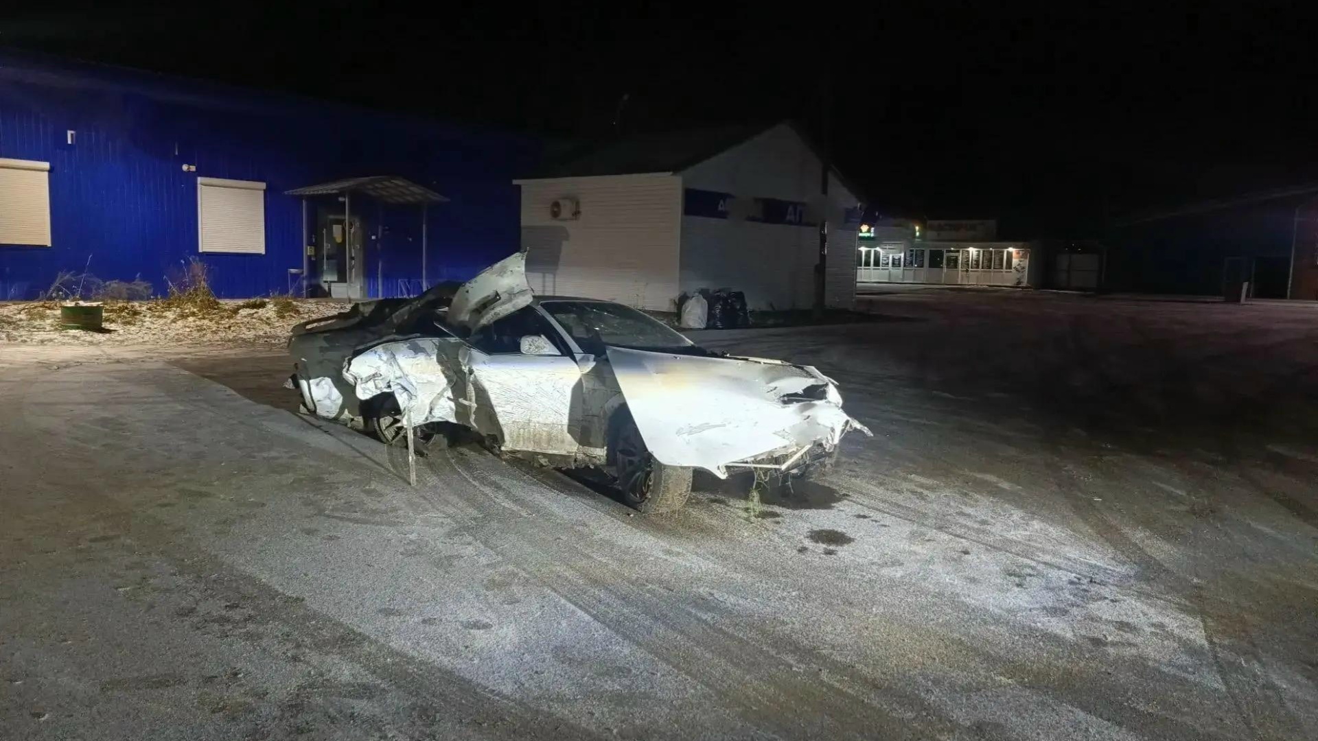 Девушка на Toyota врезалась в дерево в Томской области. Пострадали трое