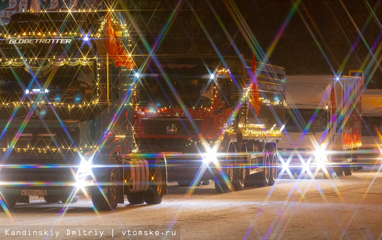 Праздничные грузовики проехали по Томску в честь Нового года