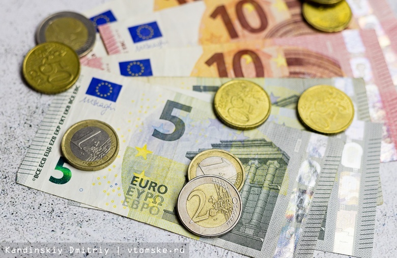 ЕС отключит от SWIFT семь российских банков и запретит продавать в РФ банкноты евро