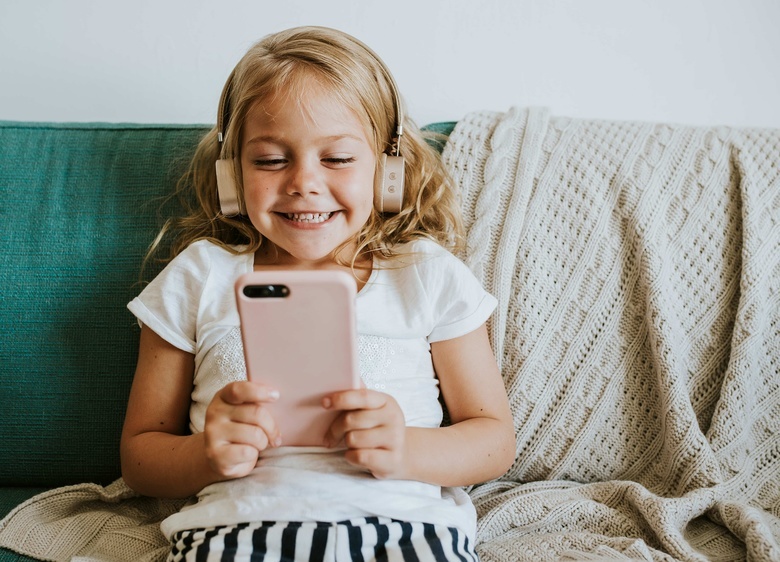 Аналитики: дети чаще смотрят с телефона видео, чем звонят