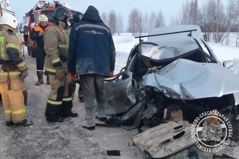 Лобовое ДТП с грузовиком и легковушкой произошло на трассе Томск — Светлый