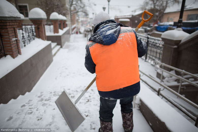 Мэр поручил усилить очистку тротуаров и остановок Томска от наледи