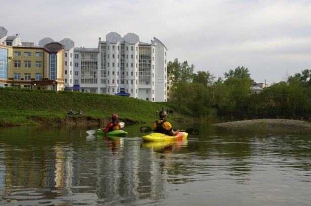 Каякеры с воды оценили чистоту Ушайки в городе (фото)