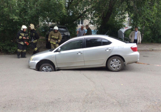 Асфальт провалился под автомобилем в Томске