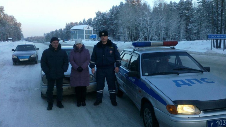 Сотрудники ГИБДД в Томске спасли семью, замерзающую в заглохшем авто