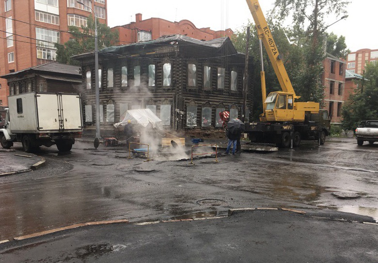Томские коммунальщики сняли новый асфальт на Никитина из-за дефекта на теплотрассе