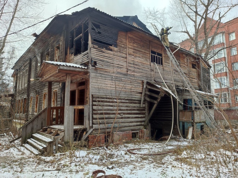 Исторический деревянный дом пострадал от пожара в Томске
