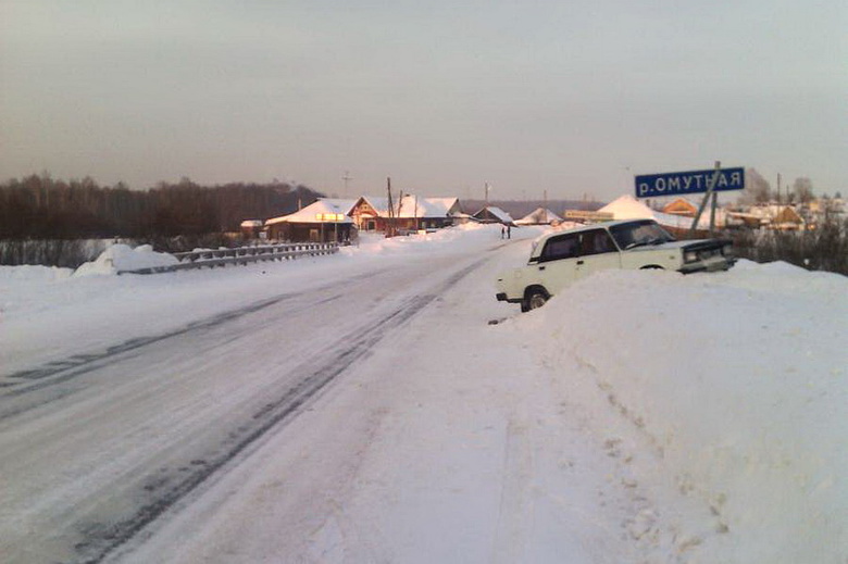 Водитель ВАЗа погиб, наехав на снежный вал на томской трассе