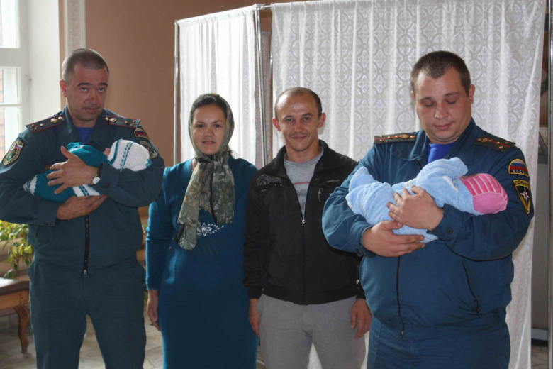 Сотрудники МЧС стали крестными близнецов из Украины (фото)
