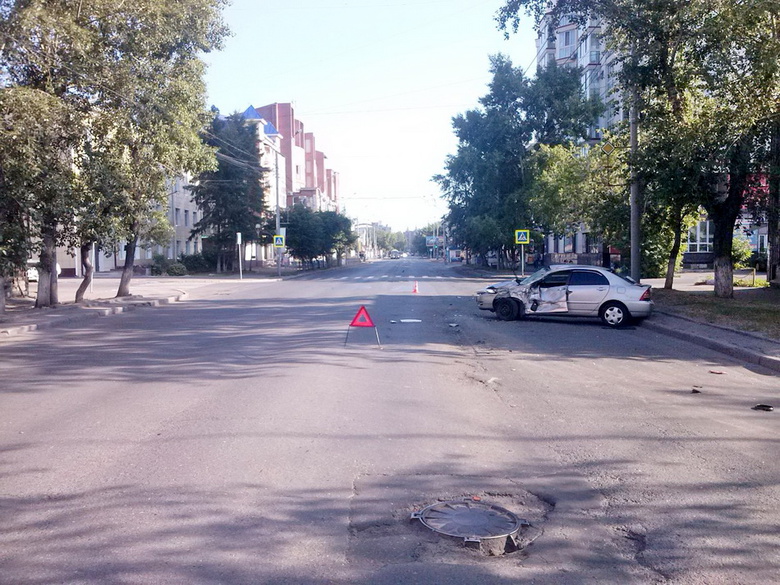 Водитель автобуса въехал в иномарку и скрылся