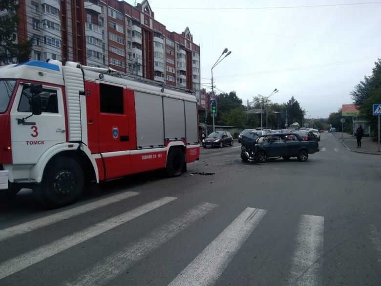 ВАЗ влетел в пожарную машину на ул.Красноармейской