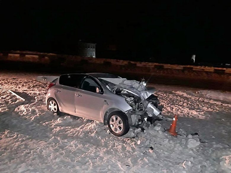 Hyundai врезался в столб на трассе Томск — Аэропорт, водитель в больнице