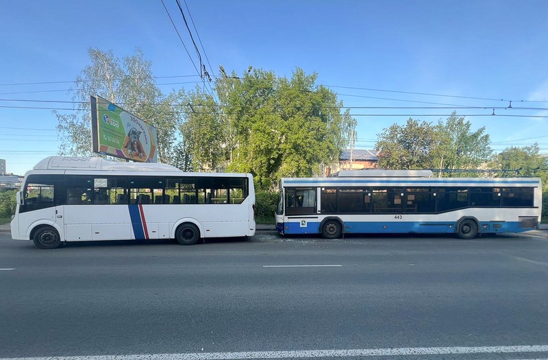 Троллейбус врезался в маршрутку в Томске