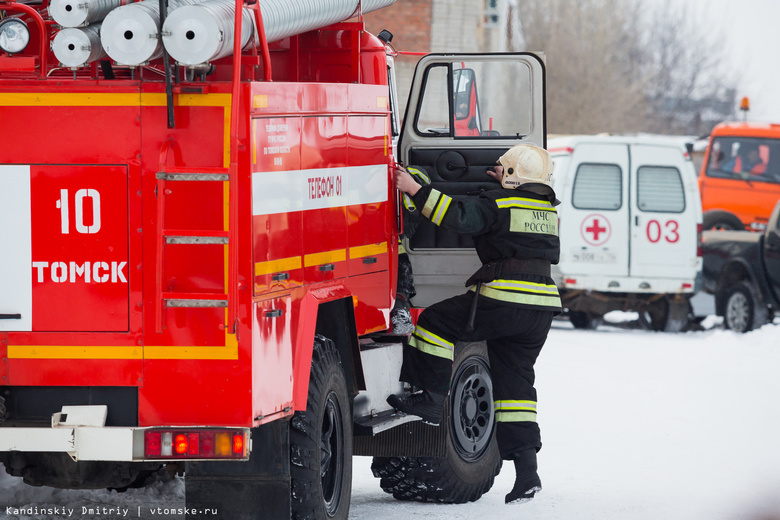 Пожарные извлекли два газовых баллона из горящего дома в Томске