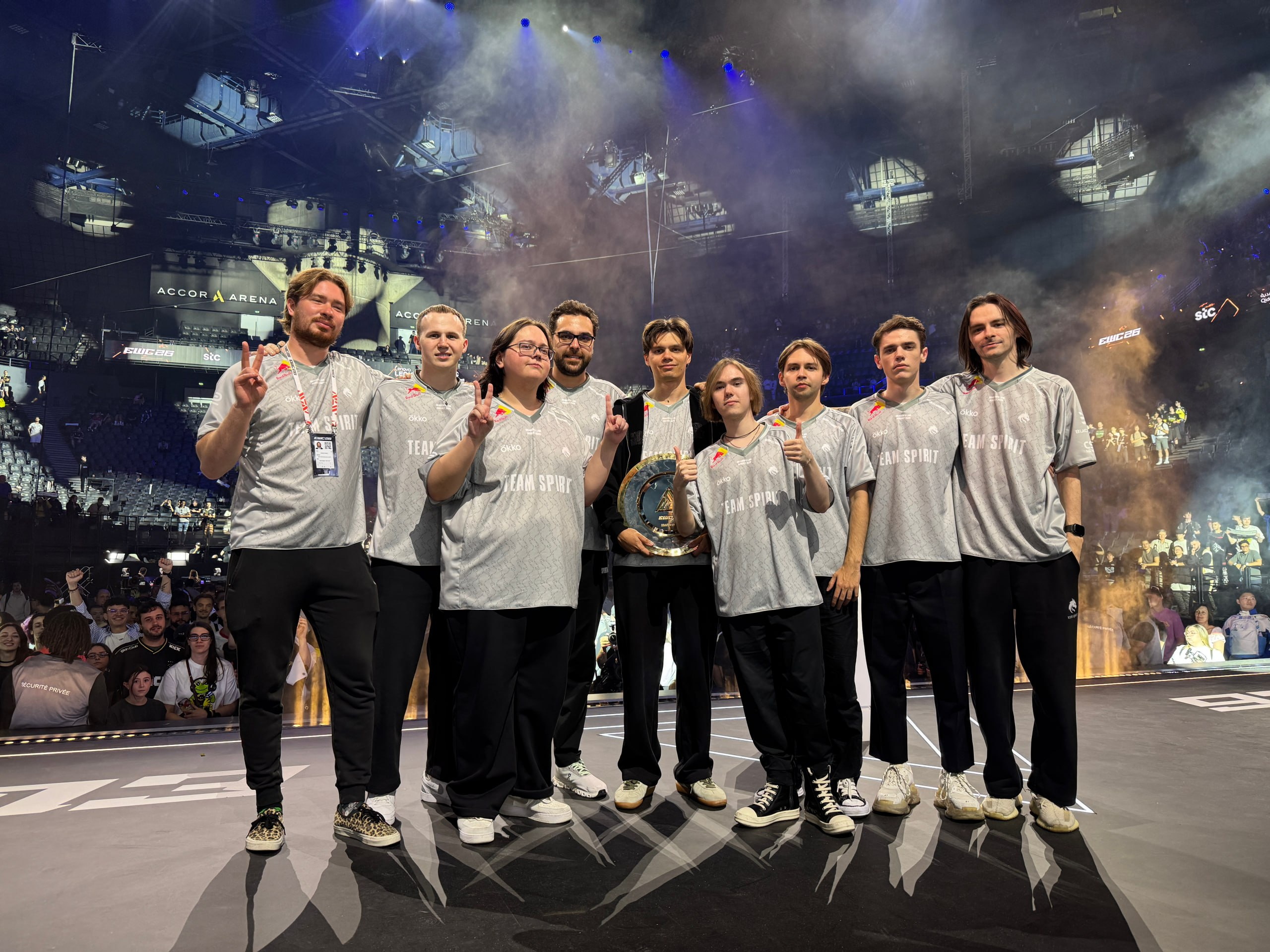 На фото — состав Team Spirit. Уроженец Томска Данил donk Крышковец — четвертый справа.