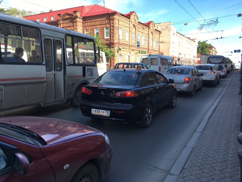 Пробка в 2 км образовалась на центральном проспекте Томска