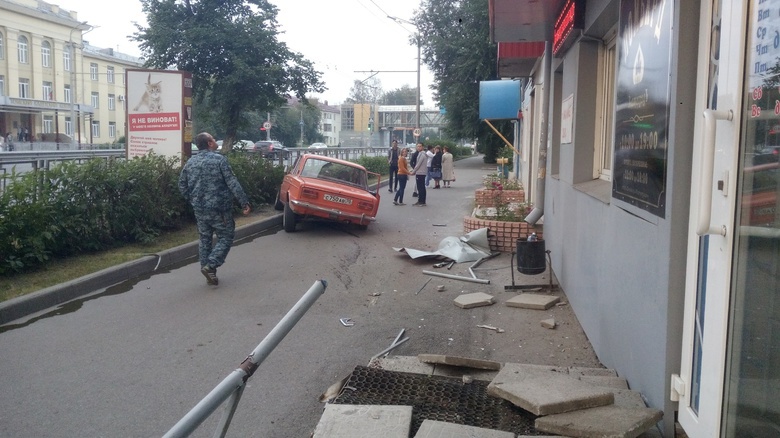 Неизвестные на ВАЗе врезались в здание на Пушкина в Томске и сбежали