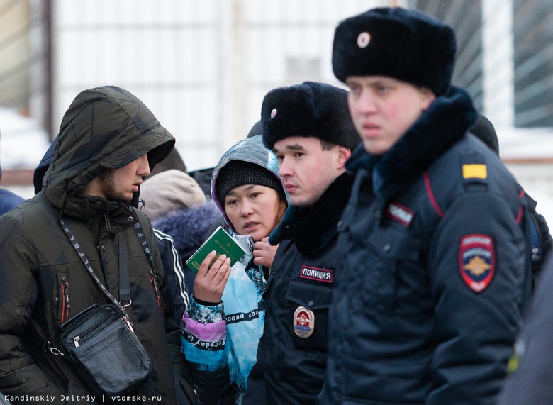 Иностранцы, полиция и ОМОН: что происходило у миграционного центра Томска