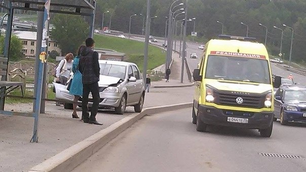 Водитель почувствовал себя плохо и врезался в столб на остановке