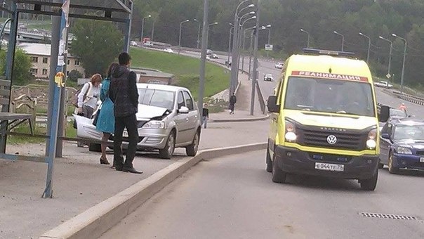 Водитель почувствовал себя плохо и врезался в столб на остановке