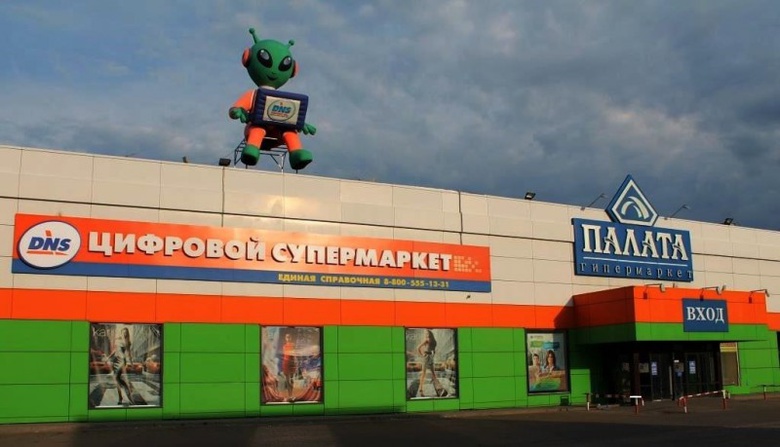 На крыше торгового центра сгорела надувная фигура инопланетянина, рекламировавшая магазин электроники