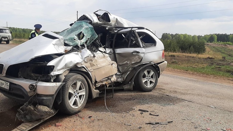 Двое погибли при столкновении BMW с лесовозом в Томской области