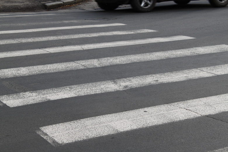 Опасные пешеходные переходы оснастят светофорами и знаками