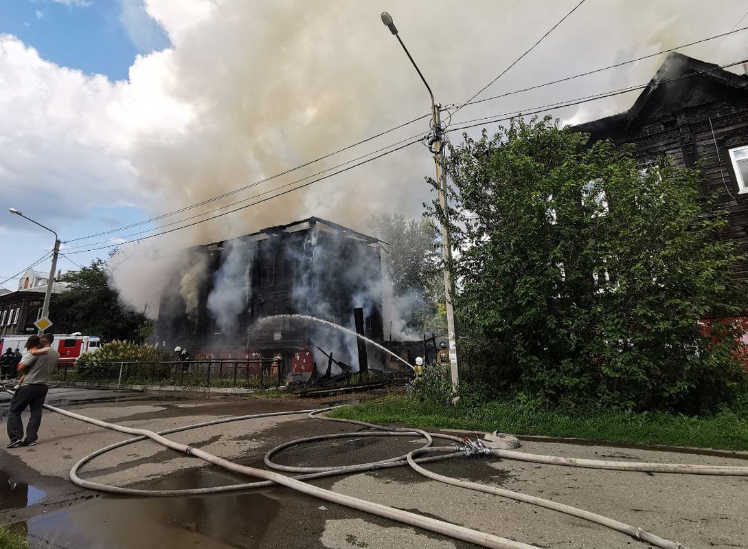 Два ценных деревянных дома в Томске пострадали от огня | 08.07.2022 | Томск  - БезФормата