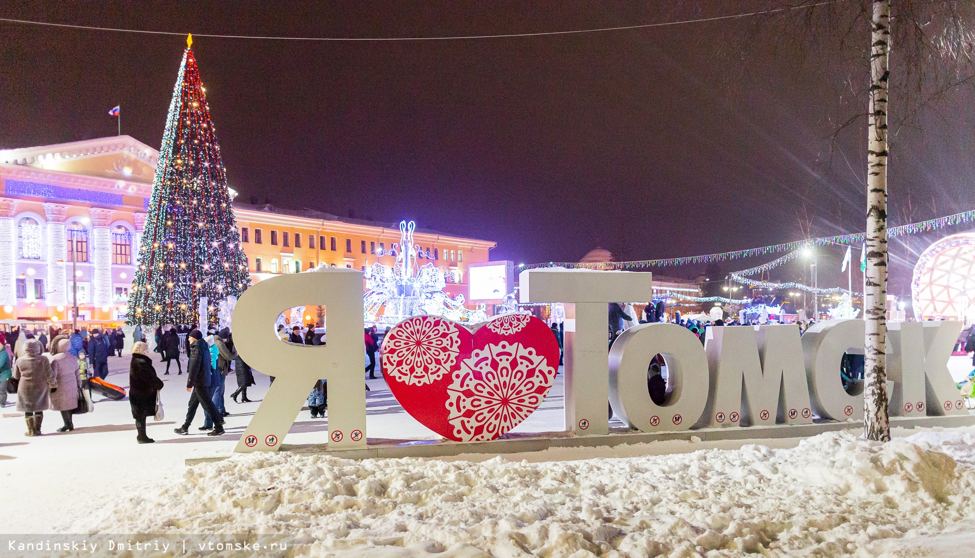 2010 год томск. Новособорная площадь Томск. Новособорная площадь Томск зимой. Томск новый год Новособорная. Новогодний салют Новособорная Томск.