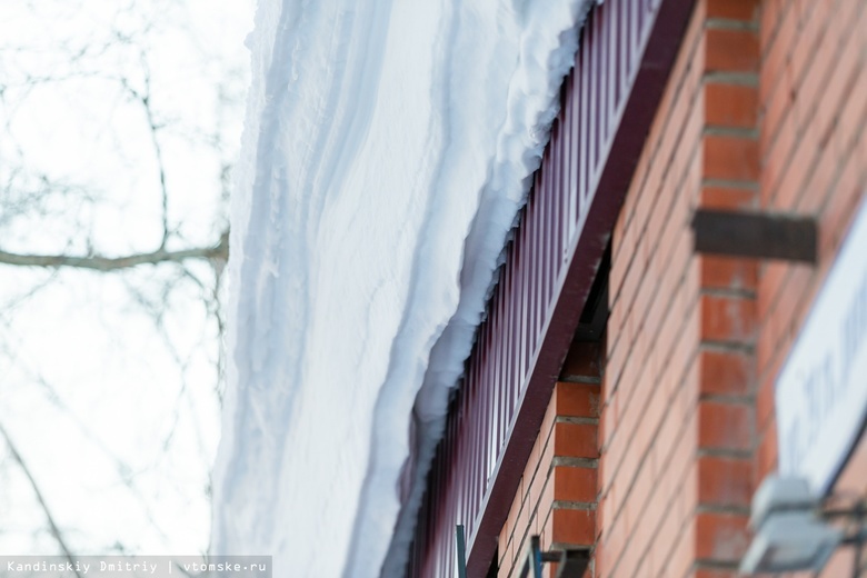 Женщина пострадала от падения снега с крыши дома в центре Томска
