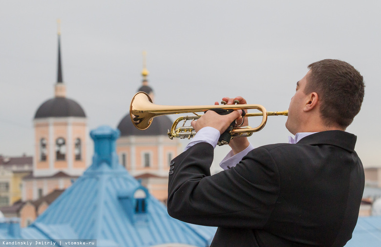 Трубач на крыше томского БКЗ сыграл известные мелодии