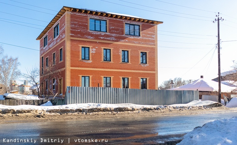 Власти хотят признать новый трехэтажный дом в историческом районе Томска самостроем