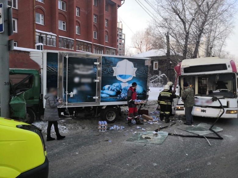 Троллейбус врезался в припаркованный на обочине грузовик в центре Томска