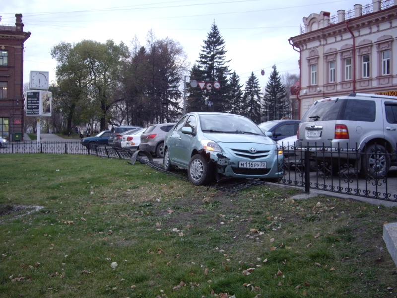 Народные новости: кто восстановит ограждение на Новособорной? (фото)