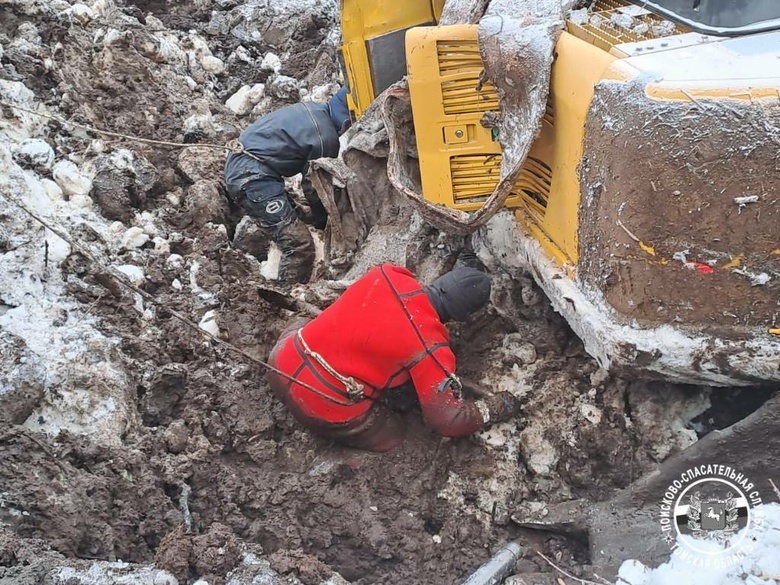 Водолазы нашли тело водителя экскаватора, провалившегося под лед в Томской области