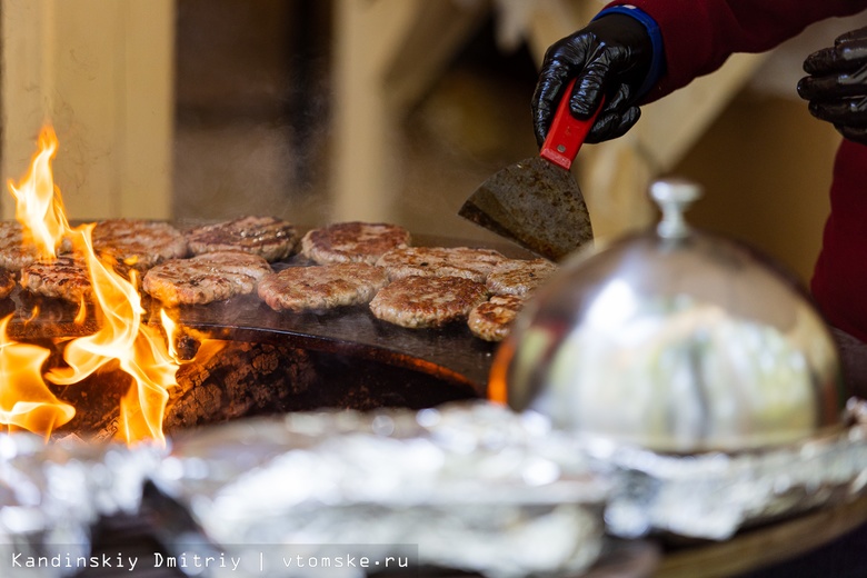 Отдых со вкусом: сиб-бургеры и колбаски-гриль попробовали томичи на «Празднике топора»