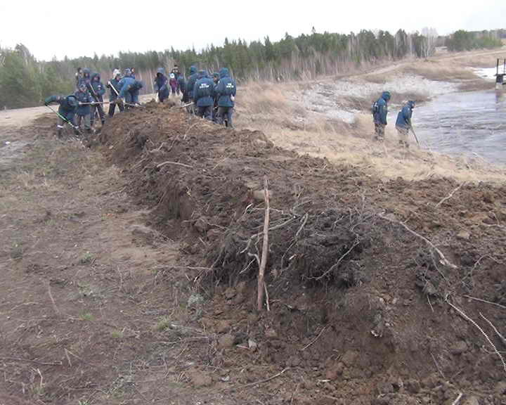 Спасатели наращивают дамбу на реке Ум в Томском районе (фото)