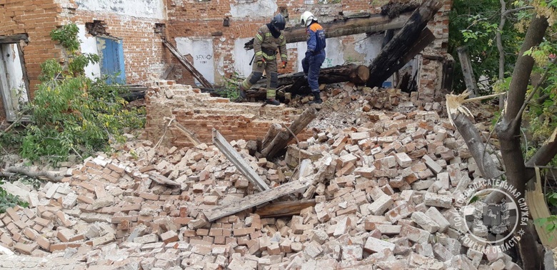 Стена нежилого здания в Томске рухнула на гараж, где был человек