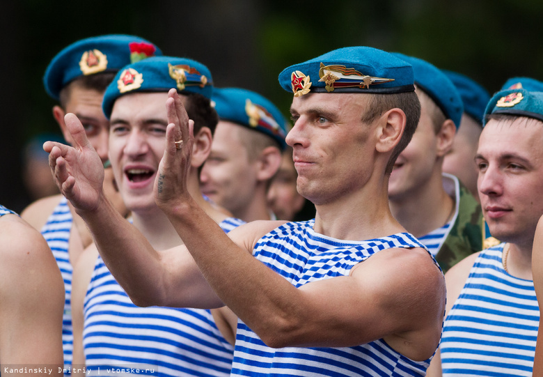 Десантники отметили праздник шествием и показательными выступлениями (фото)