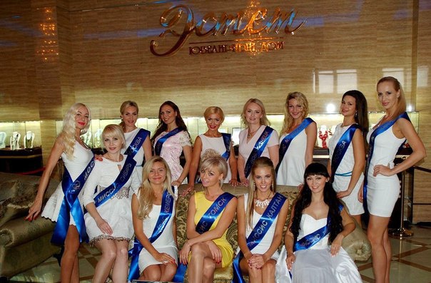 Елизавета Романова в центре