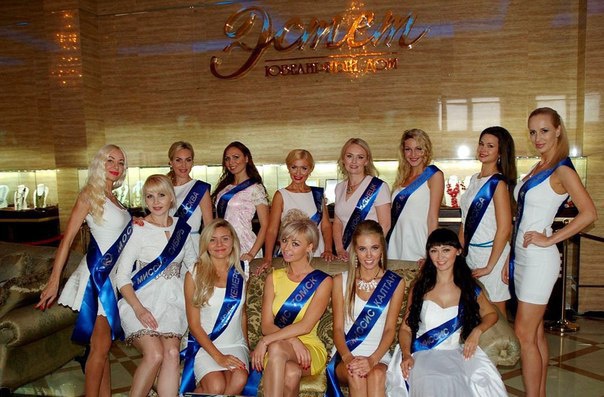Елизавета Романова в центре