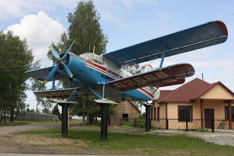 Памятник северной авиации. Вместо шасси у самолета «АН-2» - лыжи.Фото: сайт обладминистрации.